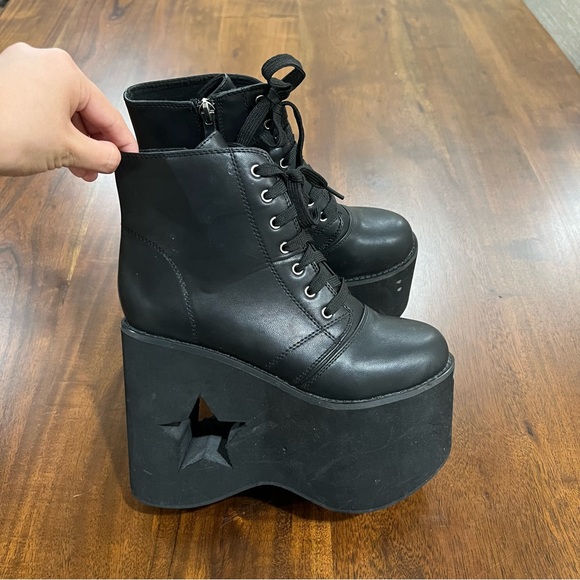 Hot Topic Platform Star & Moon Cutout Booties Size 6 - Picture 2 of 7